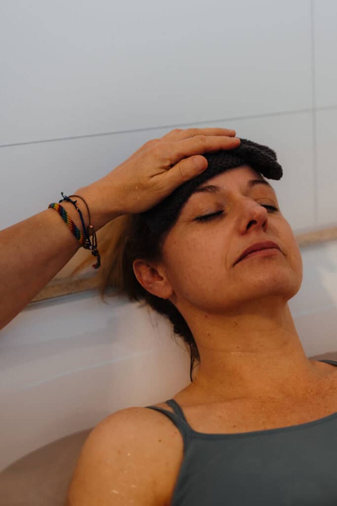 Stille Phase im Geburtsraum, achtsame Geburtsfotografie in Hamburg