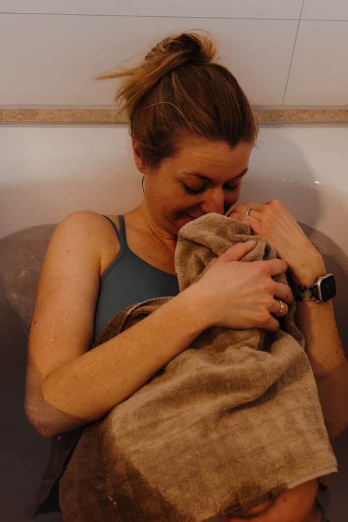 Hautkontakt zwischen Mutter und Neugeborenem direkt nach der Geburt in Hamburg