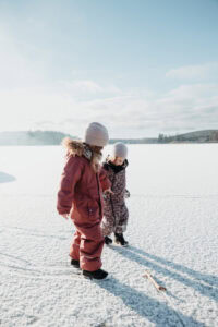 Kind im Winterlicht, warm eingepackt und ganz bei sich.