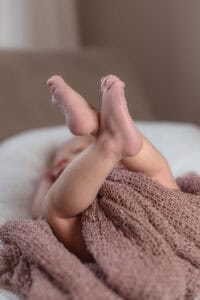 Detailaufnahme eines Neugeborenen, zeitlos und zurückhaltend.