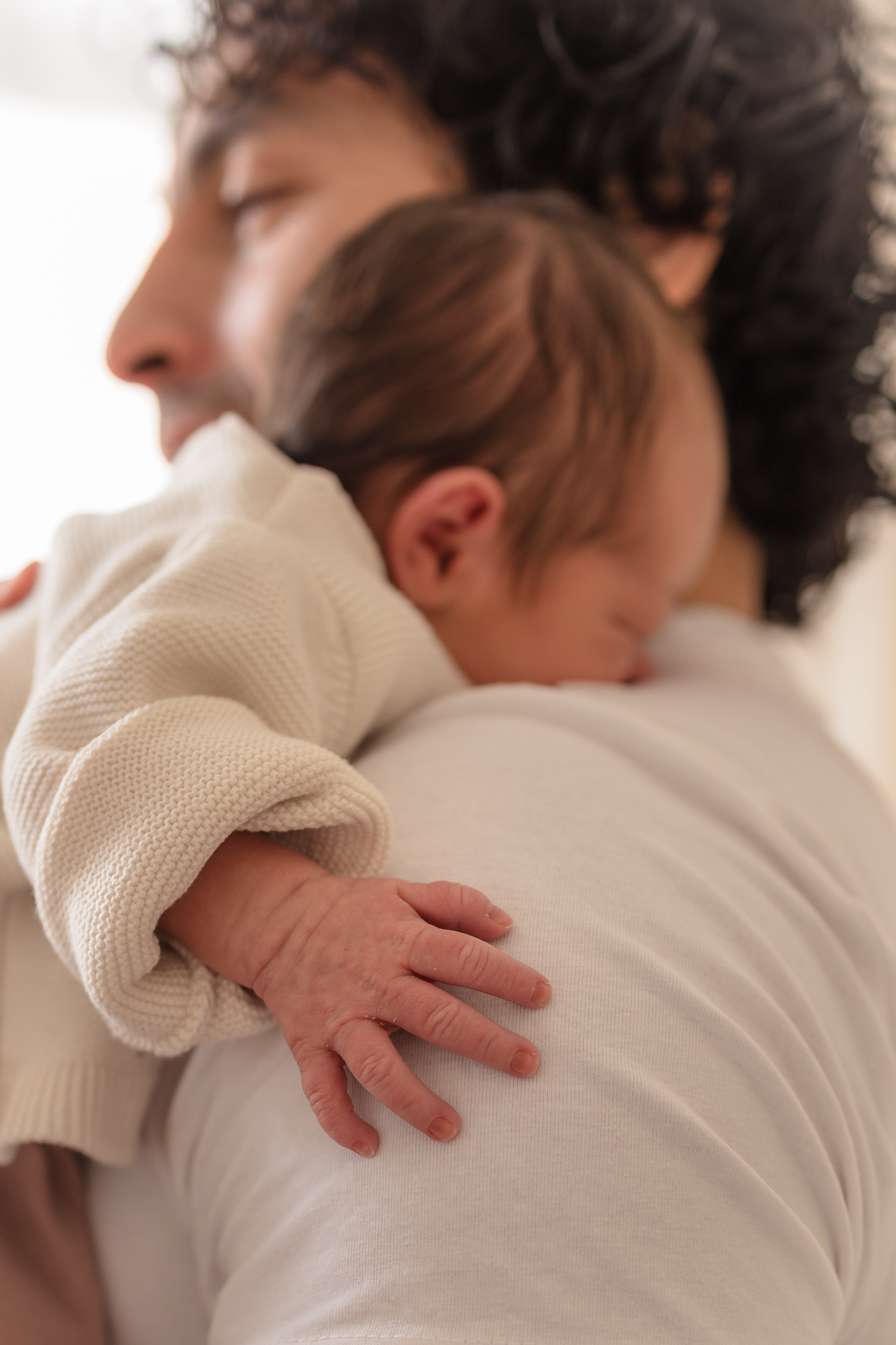 Neugeborenes in den ersten Lebenstagen, ruhig und geborgen fotografiert.
