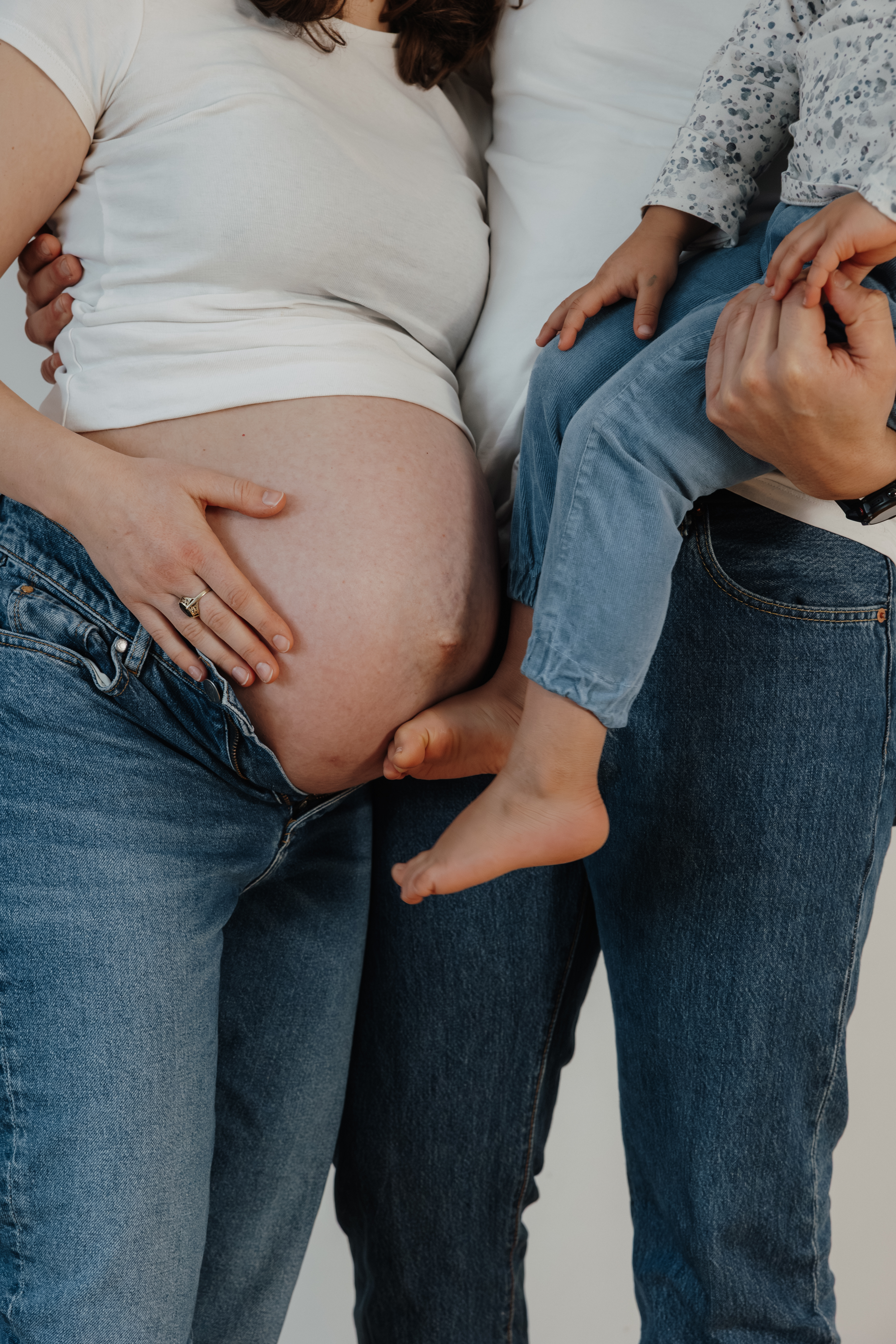 Natürliches Babybauchshooting im sanften Licht, ruhige und zeitlose Schwangerschaftsfotografie.
