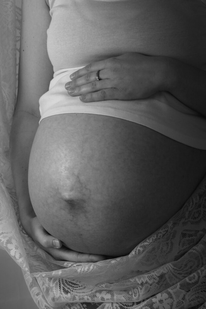 Babybauch Fotos Hamburg Studio – Detailaufnahme in Schwarzweiß