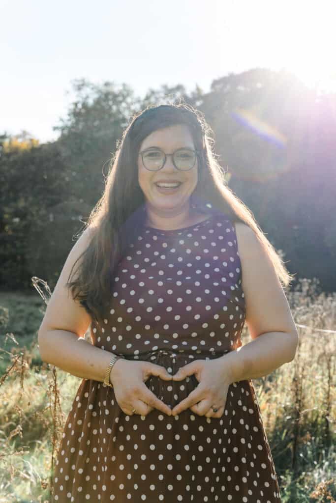 Natürliche Babybauchfotografie in Hamburg – Schwangere im goldenen Abendlicht im Freien