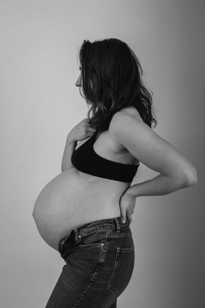 Babybauch Shooting Hamburg Studio in Schwarzweiß – Schwangere im Profil