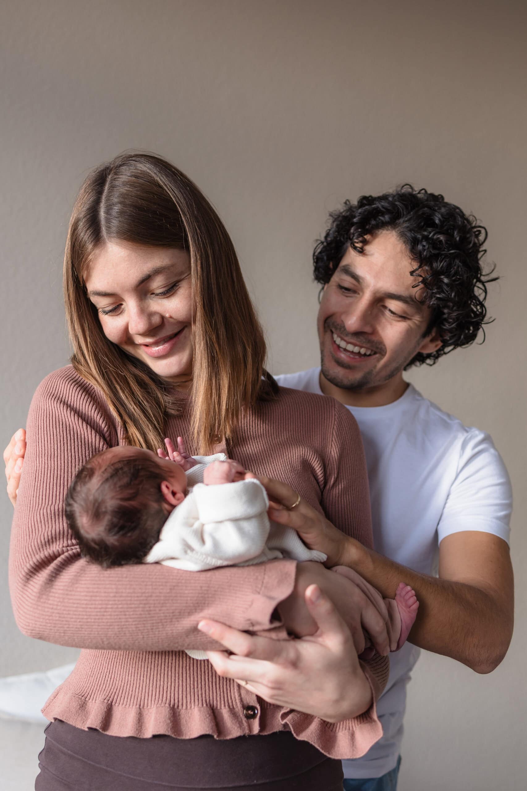 Natürliche Familienfotografie in Hamburg mit weichen Farben und inniger Verbindung