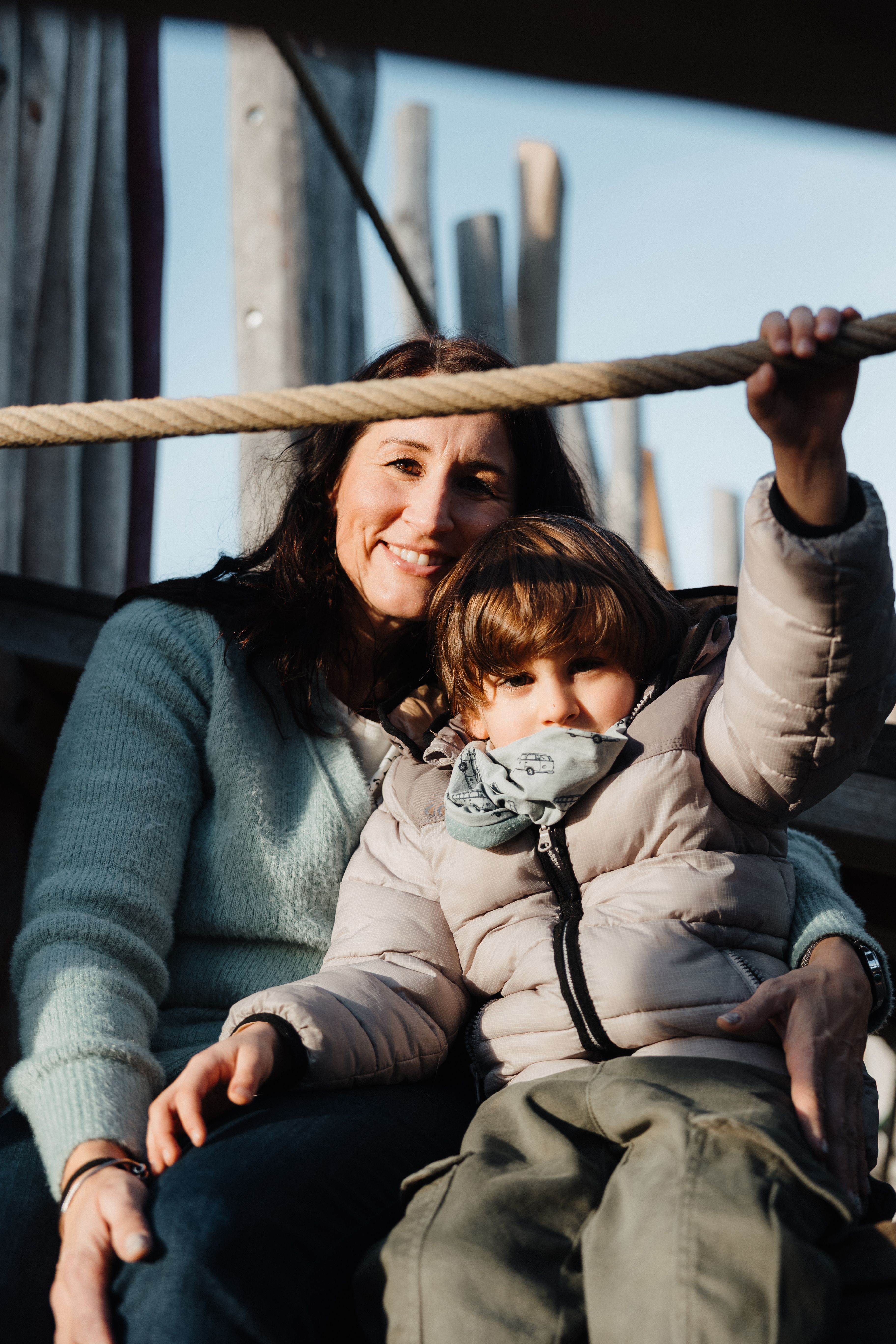 Natürliches Familienshooting in Hamburg mit Bewegung und freier Umgebung