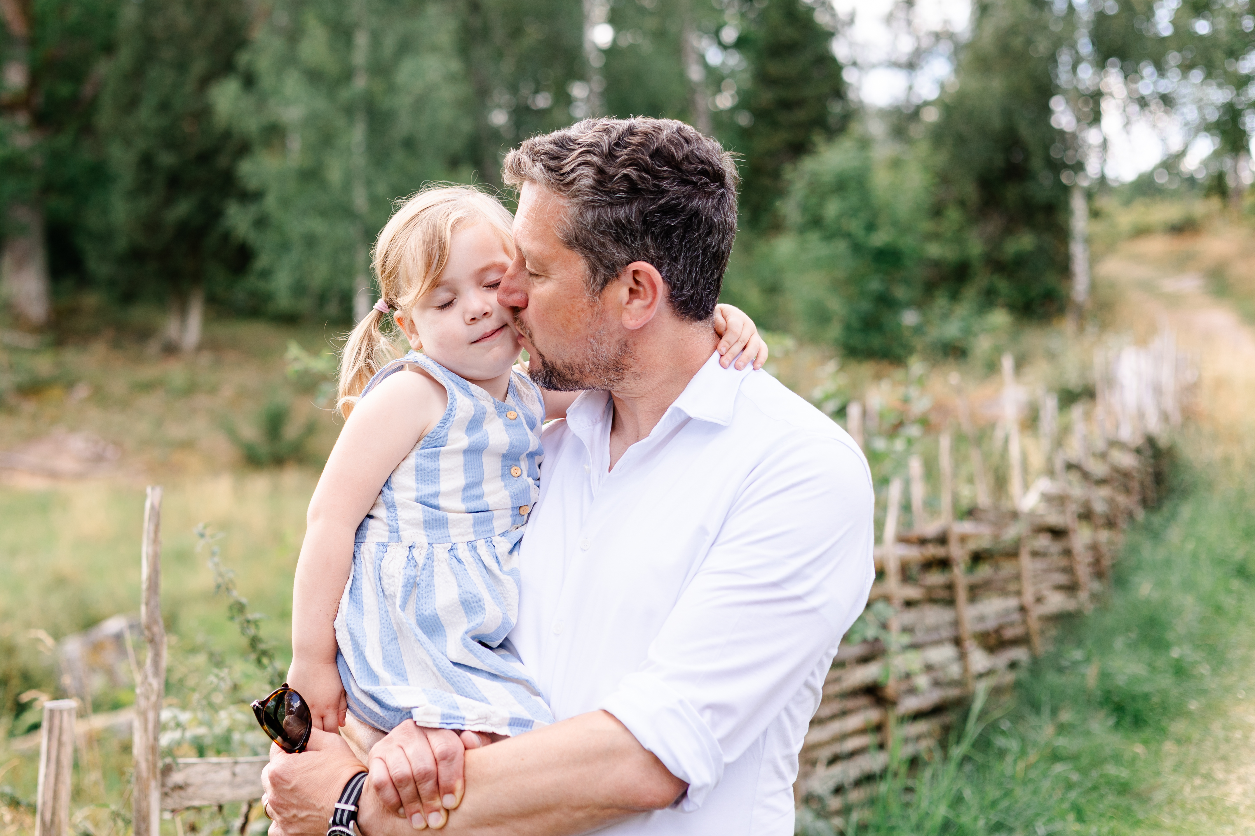 Familienfotografie mit harmonisch abgestimmter Kleidung in der Natur