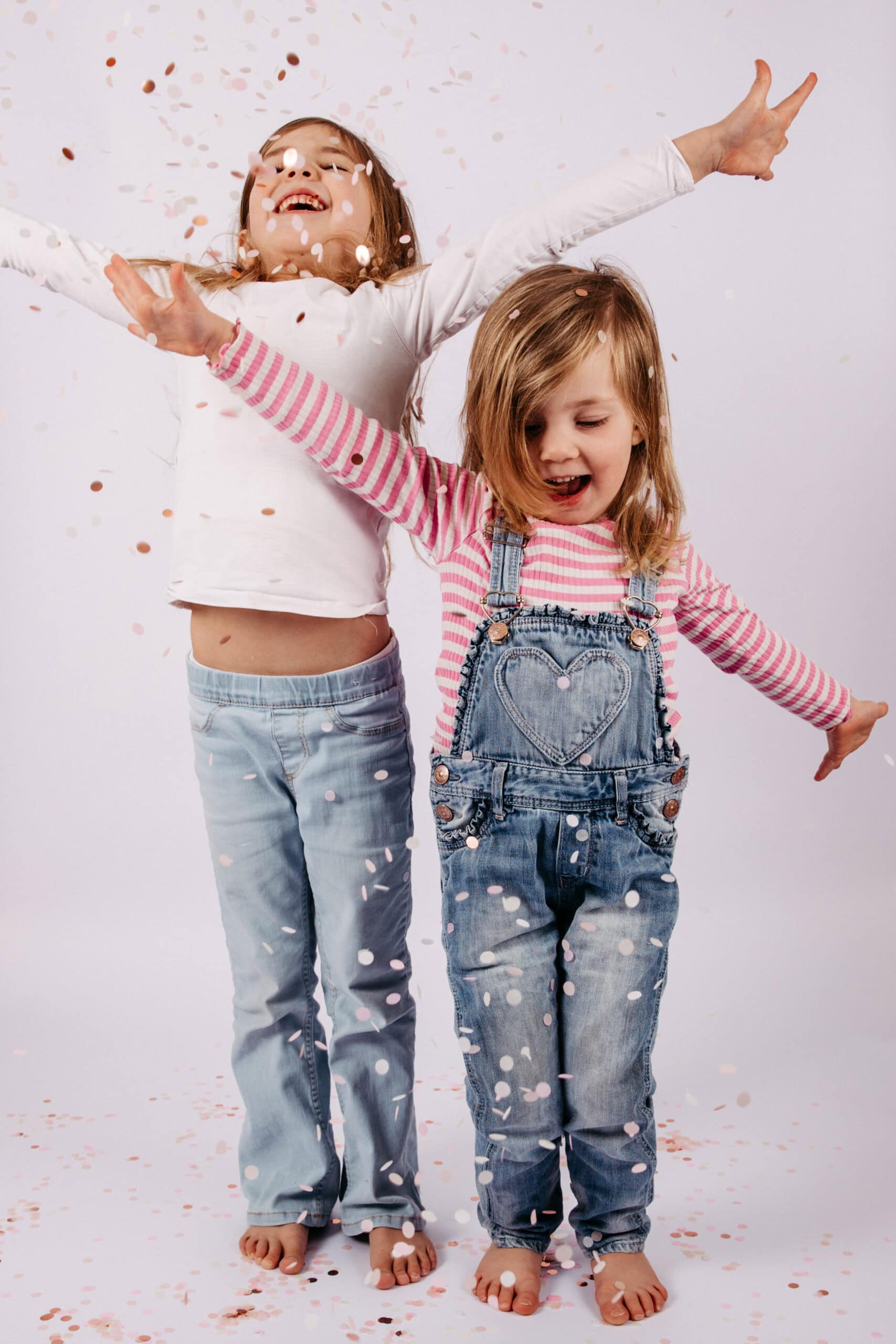 Familienshooting in Hamburg mit Streifen und Jeans – echte und lebendige Familienmomente