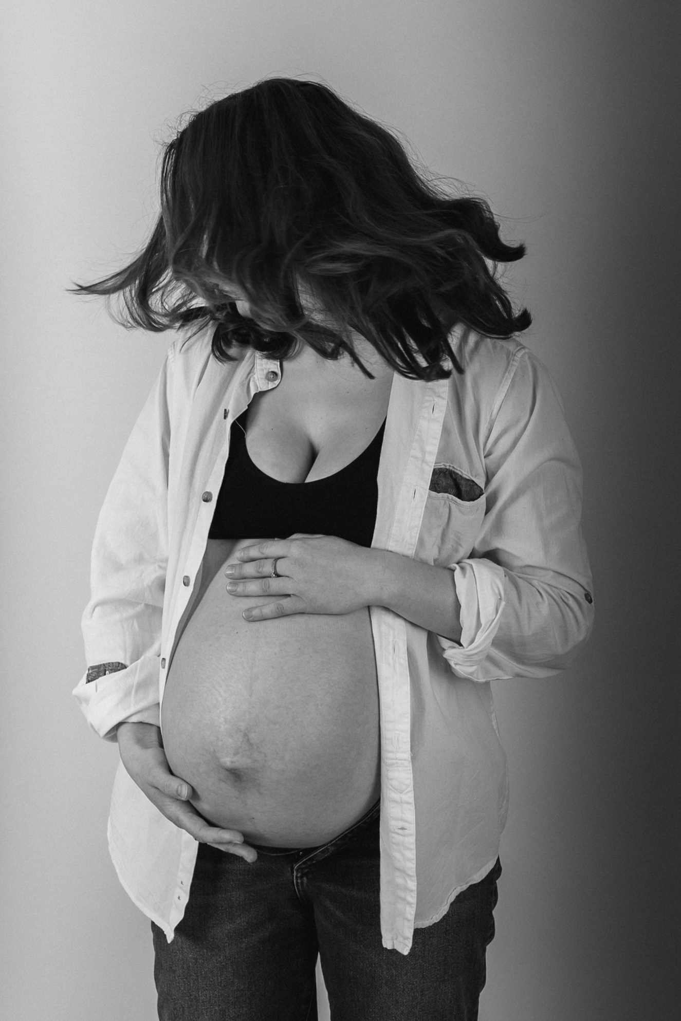 Schwangerschaft Fotos Hamburg im Studio – Schwarzweiß Aufnahme im Stehen