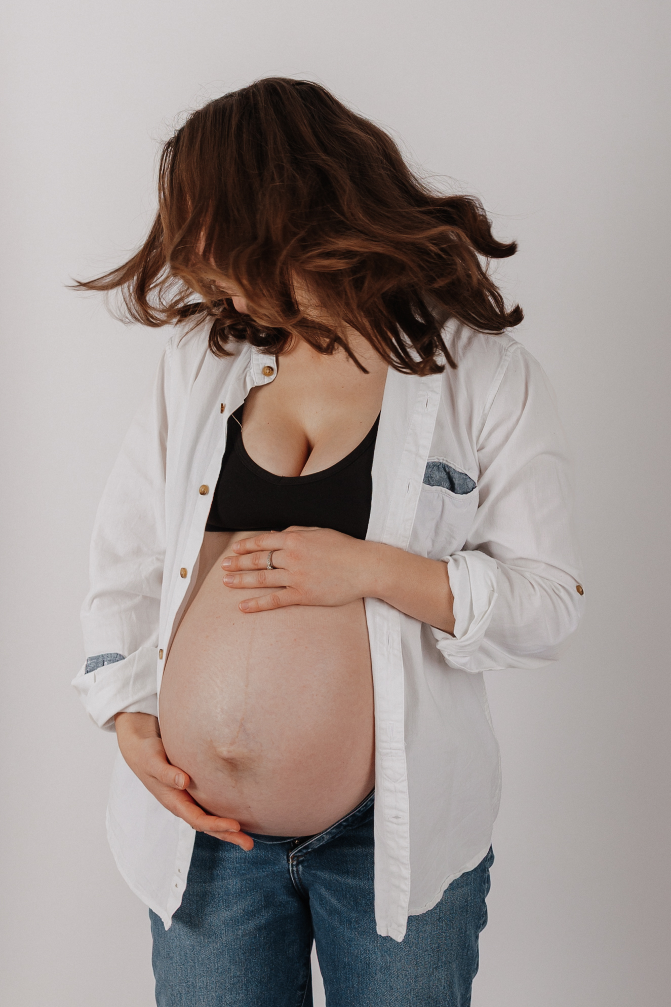 Schwangerschaft Fotos Hamburg im Studio – natürliche Babybauch Aufnahme im Stehen