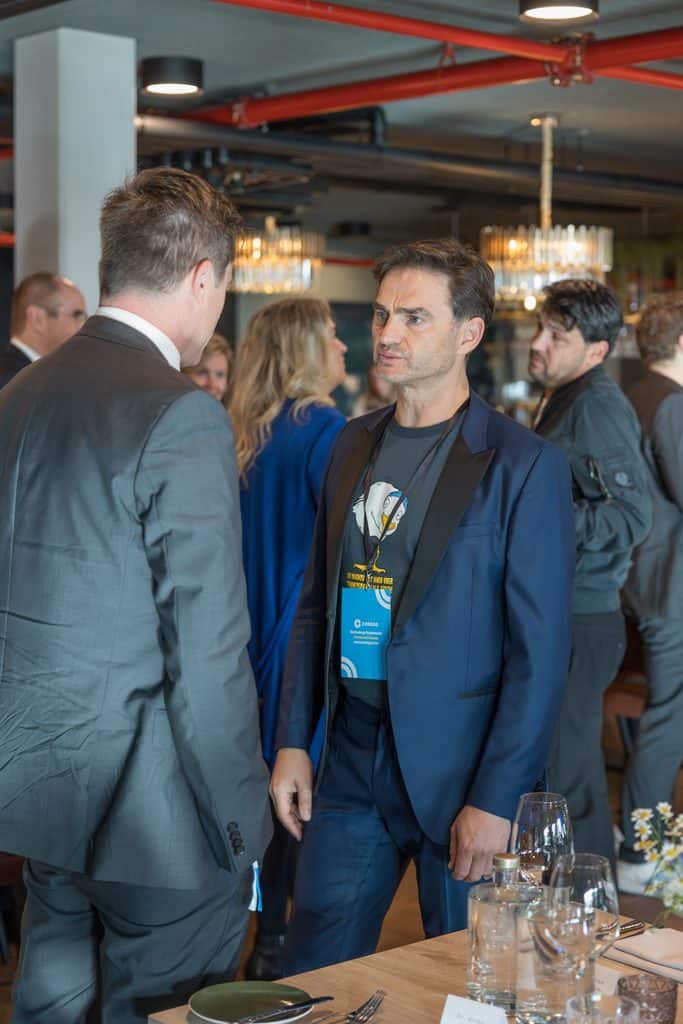 Gast bei der United for Children Gala vor dem Vereinslogo, Eventfotografie Hamburg