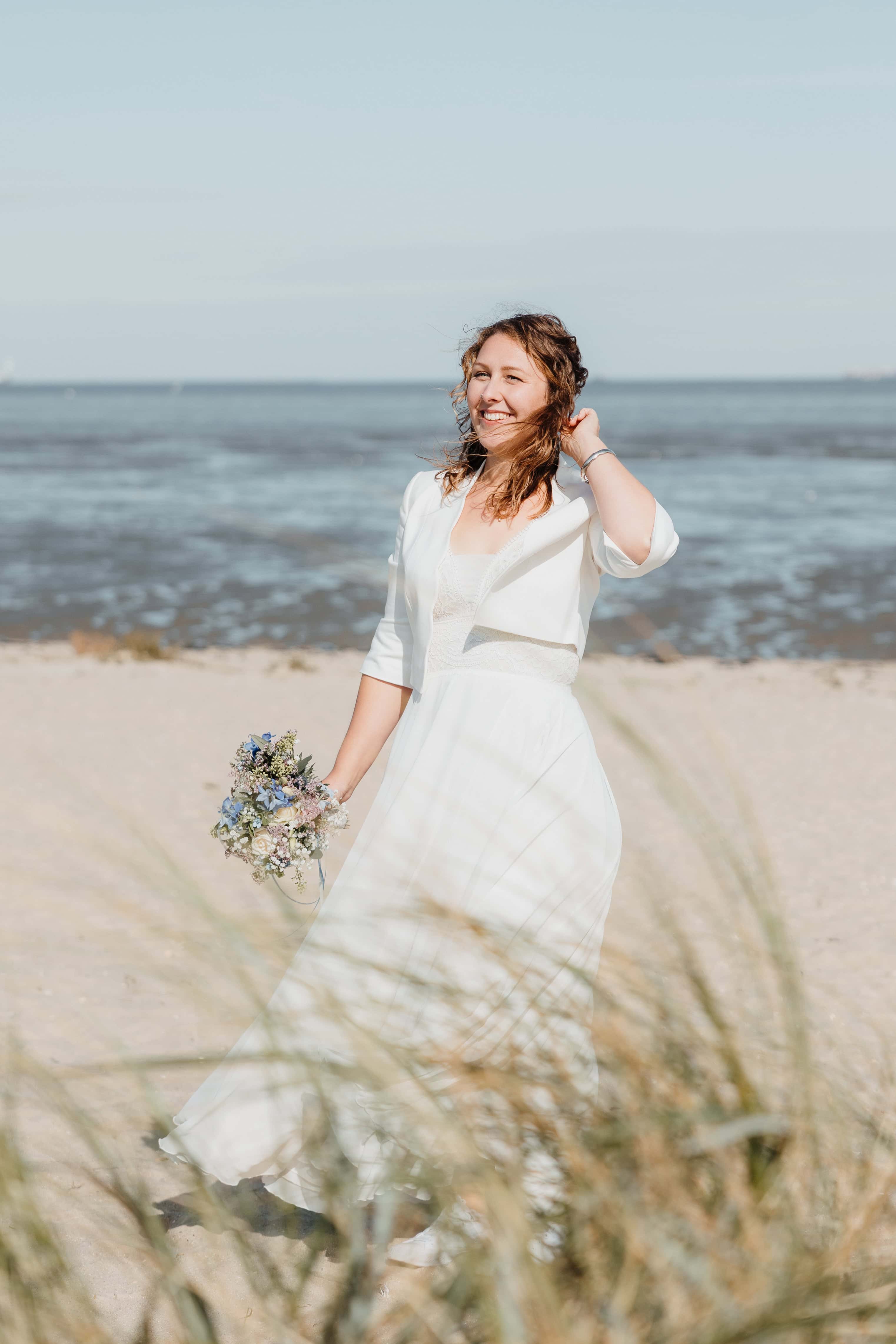 Braut im Porträt in den Dünen – natürliche Hochzeitsfotografie in Schleswig-Holstein