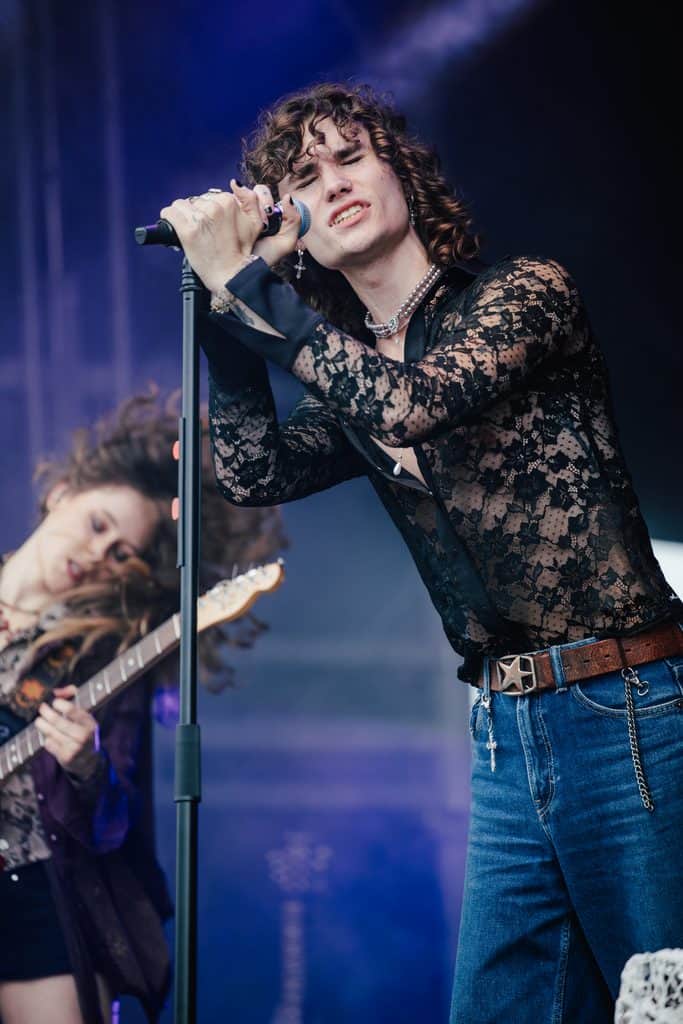 Sänger einer Band auf der Bühne beim TAF Festival, dokumentarische Konzertfotografie