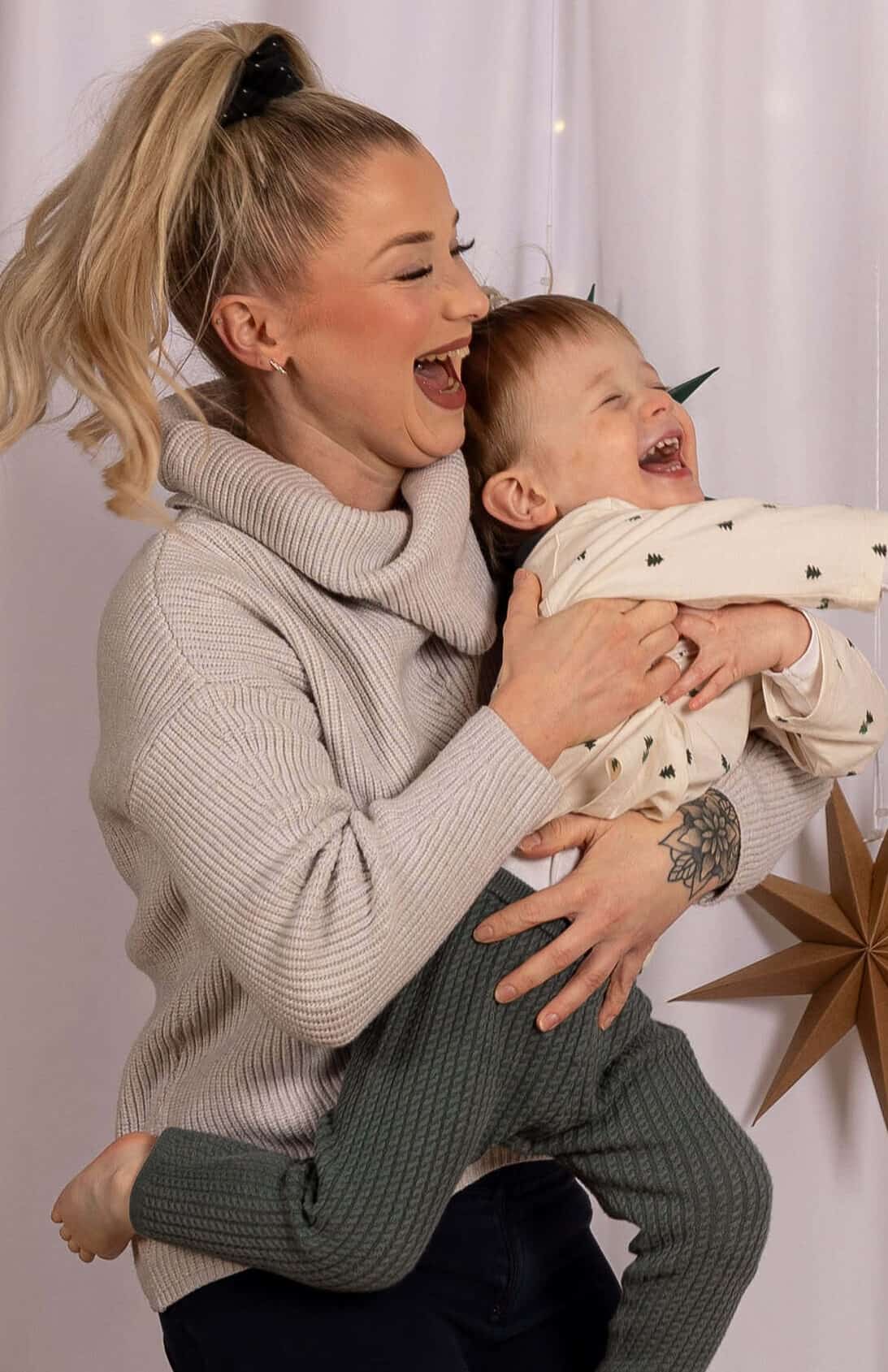 Mutter und Kind bei einem weihnachtlichen Familienshooting in Quickborn.